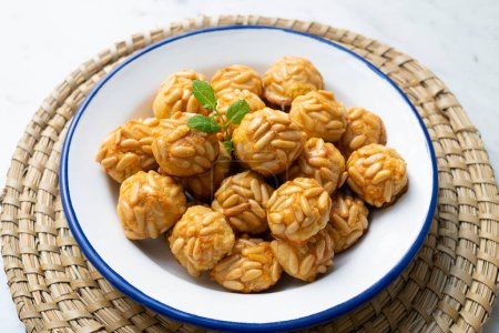 Téléchargez les photos : Penellets. Small sweets of various shapes, made from almond and potato dough, and covered with almonds or pine nuts. - en image libre de droit