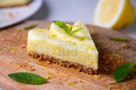 Téléchargez les photos : Gâteau au citron et yaourt à base de biscuits. - en image libre de droit