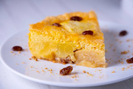 Téléchargez les photos : Far Breton is a gastronomic specialty from the Brittany region of France. It is a cake with a texture similar to a consistent flan, whose dough is made up of wheat flour, milk, butter, egg and sugar. - en image libre de droit
