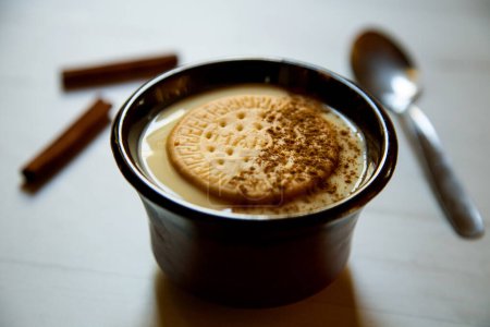 Téléchargez les photos : La crème anglaise est un dessert laitier très répandu dans la gastronomie espagnole. C'est une crème faite avec du lait, des jaunes d'œufs, du sucre et des arômes tels que la vanille ou le citron. - en image libre de droit