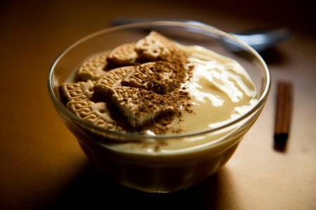 Téléchargez les photos : La crème anglaise est un dessert laitier très répandu dans la gastronomie espagnole. C'est une crème faite avec du lait, des jaunes d'œufs, du sucre et des arômes tels que la vanille ou le citron. - en image libre de droit