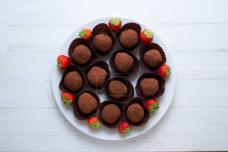 Foto de Trufas de chocolate de primera calidad con fresas. - Imagen libre de derechos