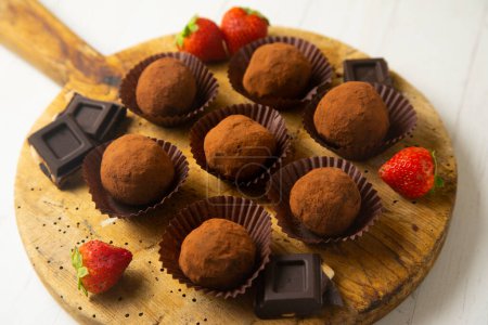 Foto de Premium quality chocolate truffles with strawberries. - Imagen libre de derechos