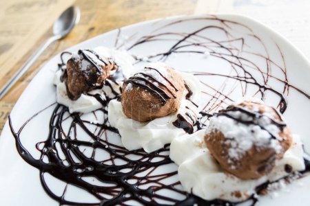 Téléchargez les photos : Premium quality chocolate truffles with cream - en image libre de droit