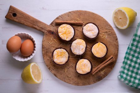 Foto de Santa Teresa yolks are a traditional Spanish dessert and are made up of sugar and egg yolk. - Imagen libre de derechos