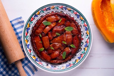 Téléchargez les photos : Papaya tarte tatin. Its peculiarity is that it is an upside-down cake, that is, for its preparation the fruit is placed below and the dough on top. - en image libre de droit
