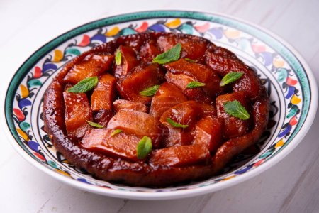 Téléchargez les photos : Papaya tarte tatin. Its peculiarity is that it is an upside-down cake, that is, for its preparation the fruit is placed below and the dough on top. - en image libre de droit