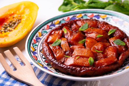 Photo for Papaya tarte tatin. Its peculiarity is that it is an upside-down cake, that is, for its preparation the fruit is placed below and the dough on top. - Royalty Free Image