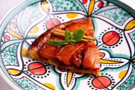 Foto de Papaya tarte tatin. Its peculiarity is that it is an upside-down cake, that is, for its preparation the fruit is placed below and the dough on top. - Imagen libre de derechos