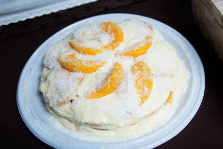 Téléchargez les photos : Gâteau aux pêches préparé avec une recette de yaourt et de fruits frais. - en image libre de droit
