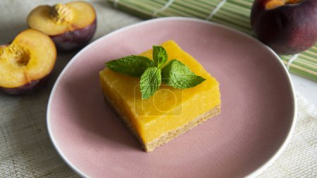 Téléchargez les photos : Gâteau aux pêches préparé avec une recette de yaourt et de fruits frais. - en image libre de droit