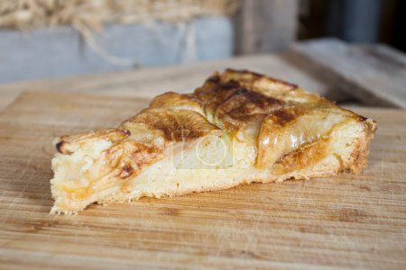 Foto de Tarta de pera con caramelo y queso mascarpone - Imagen libre de derechos
