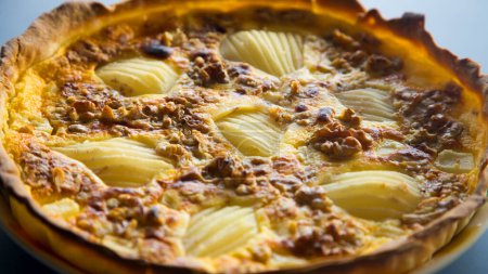 Téléchargez les photos : Pear tart with caramel and mascarpone cheese - en image libre de droit