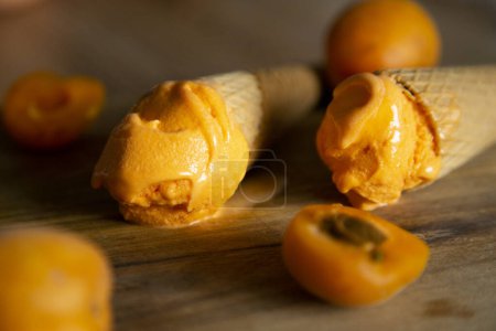 Téléchargez les photos : Crème glacée à l'abricot italienne artisanale dans un cône en Sicile, - en image libre de droit