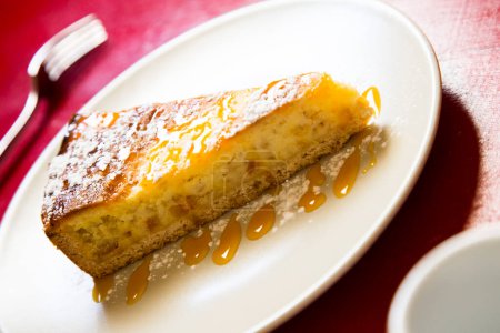 Téléchargez les photos : Premium almond tart in a French patisserie. - en image libre de droit