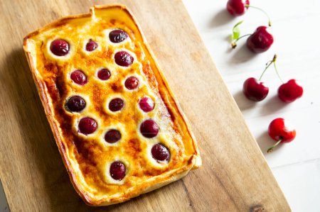Téléchargez les photos : Cheesecake with ricotta and cherries. - en image libre de droit