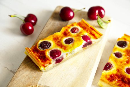 Foto de Tarta de queso con ricotta y cerezas. - Imagen libre de derechos