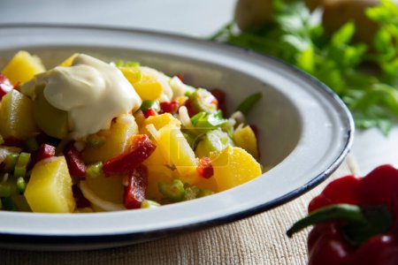 Foto de Ensalada de patata, apio, tomates cherry y mayonesa. - Imagen libre de derechos