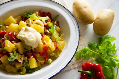 Téléchargez les photos : Salade de pommes de terre, céleri, tomates cerises et mayonnaise. - en image libre de droit