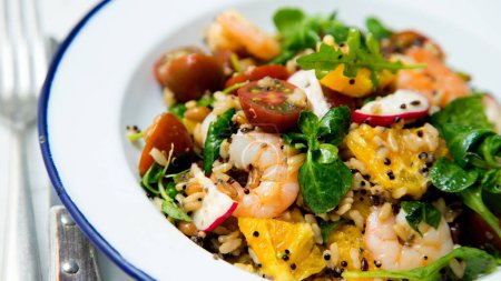 Téléchargez les photos : Délicieuse salade de riz aux crevettes et épinards - en image libre de droit