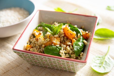 Téléchargez les photos : Délicieuse salade de riz avec citrouille et épinards - en image libre de droit