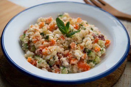 Téléchargez les photos : Salade de couscous aux légumes variés - en image libre de droit