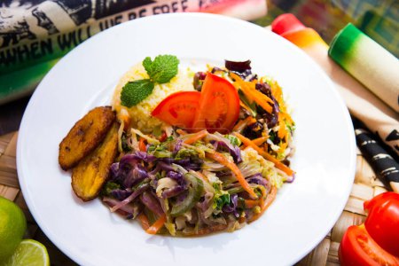 Foto de Deliciosa ensalada jamaicana con verduras a la parrilla, plátanos y arroz. - Imagen libre de derechos