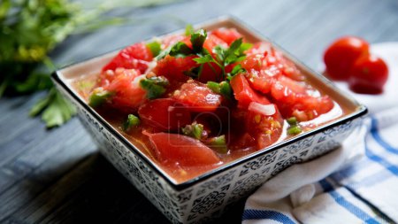 Téléchargez les photos : Pipirrana est une salade traditionnelle espagnole d'été faite avec des tomates et des poivrons verts. - en image libre de droit