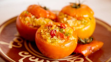Foto de Horno de tomates asados rellenos de quinua y verduras. receta vegana. - Imagen libre de derechos