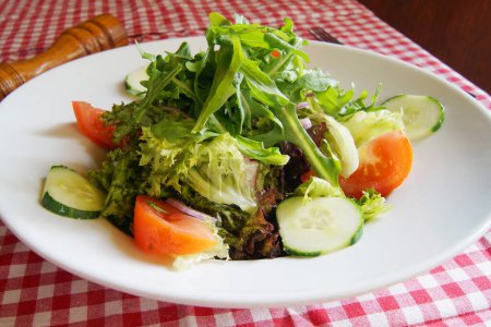 Foto de Deliciosa ensalada ingredientes frescos, tomates y rúcula. - Imagen libre de derechos