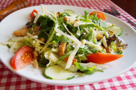 Téléchargez les photos : Délicieuse salade d'ingrédients frais, tomates et roquette. - en image libre de droit