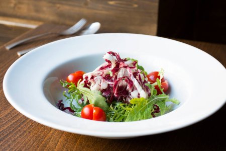 Téléchargez les photos : Délicieuse salade d'ingrédients frais, tomates et roquette. - en image libre de droit