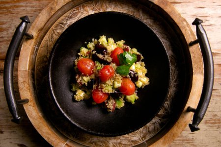 Téléchargez les photos : Délicieuse salade de quinoa et légumes. - en image libre de droit