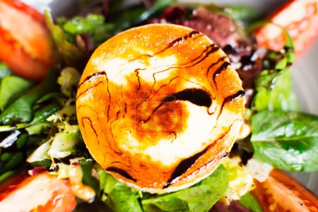 Téléchargez les photos : Salade verte délicieuse et saine au fromage de chèvre gratin. - en image libre de droit