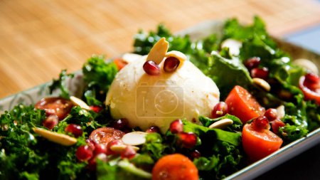 Téléchargez les photos : Salade de chou frisé délicieuse et saine, fromage mozzarella et tomates cerises. - en image libre de droit