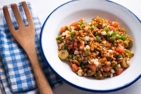 Téléchargez les photos : Salade d'été délicieuse et saine aux lentilles et légumes. - en image libre de droit