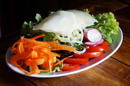 Foto de Ensalada deliciosa y saludable con una variedad de quesos y tomates. - Imagen libre de derechos