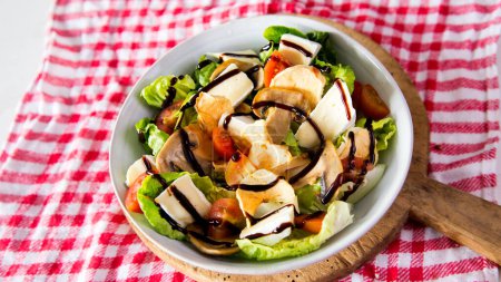 Téléchargez les photos : Salade délicieuse et saine aux pommes et autres légumes. - en image libre de droit