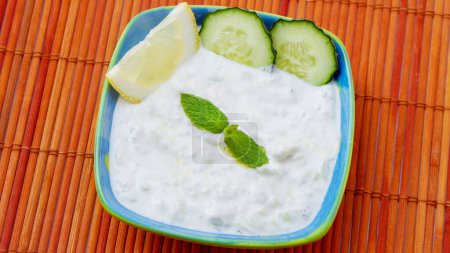 Foto de Tzatziki, la versión griega del cack, es una salsa a base de pepino y yogur, que se consume en muchos platos, especialmente en carne.. - Imagen libre de derechos