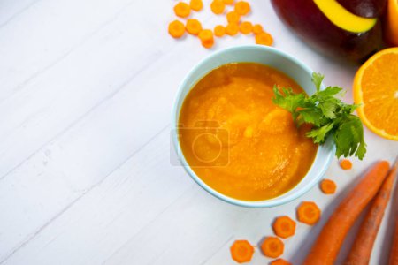 Téléchargez les photos : Soupe aux carottes et mangues froides. - en image libre de droit