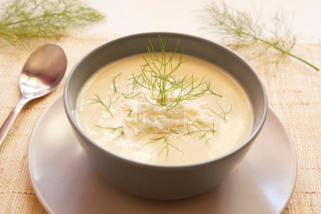 Foto de Sopa de puerro casera hecha con caldo de verduras y patata. - Imagen libre de derechos
