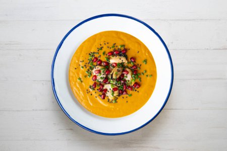 Téléchargez les photos : Soupe de tomates crémeuse aux moules. - en image libre de droit