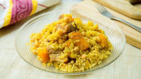 Téléchargez les photos : Riz cuit au four avec poulet et citrouille. Recette traditionnelle espagnole de paella. - en image libre de droit