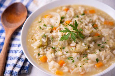 Téléchargez les photos : Riz soupe aux artichauts et à la carotte. Recette traditionnelle espagnole de paella. - en image libre de droit