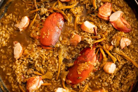 Téléchargez les photos : Paella traditionnelle espagnole au homard et champignons. - en image libre de droit