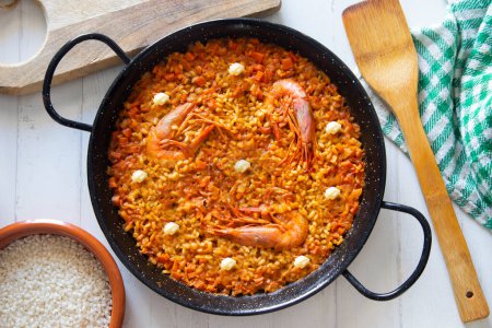 Téléchargez les photos : Paella espagnole traditionnelle aux fruits de mer tels que crevettes rouges, moules, calmars. - en image libre de droit