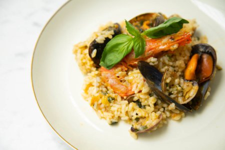 Téléchargez les photos : Paella espagnole traditionnelle aux fruits de mer tels que crevettes rouges, moules, calmars. - en image libre de droit