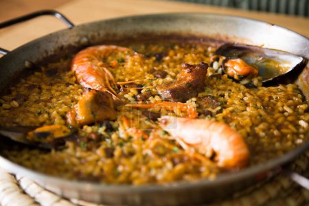 Foto de Paella tradicional española con mariscos como camarones rojos, mejillones, calamares. - Imagen libre de derechos