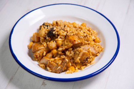 Téléchargez les photos : Paella traditionnelle espagnole au lapin et légumes. - en image libre de droit