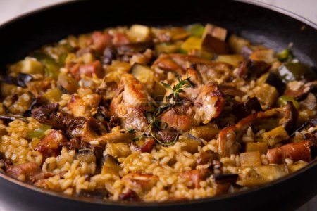 Téléchargez les photos : Paella traditionnelle espagnole au lapin et légumes. - en image libre de droit
